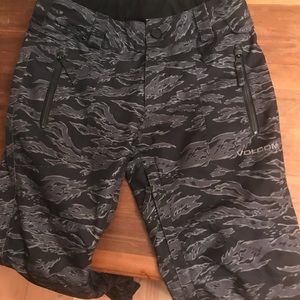 Medium boys fits CD girls Volcom camo snowboard pants